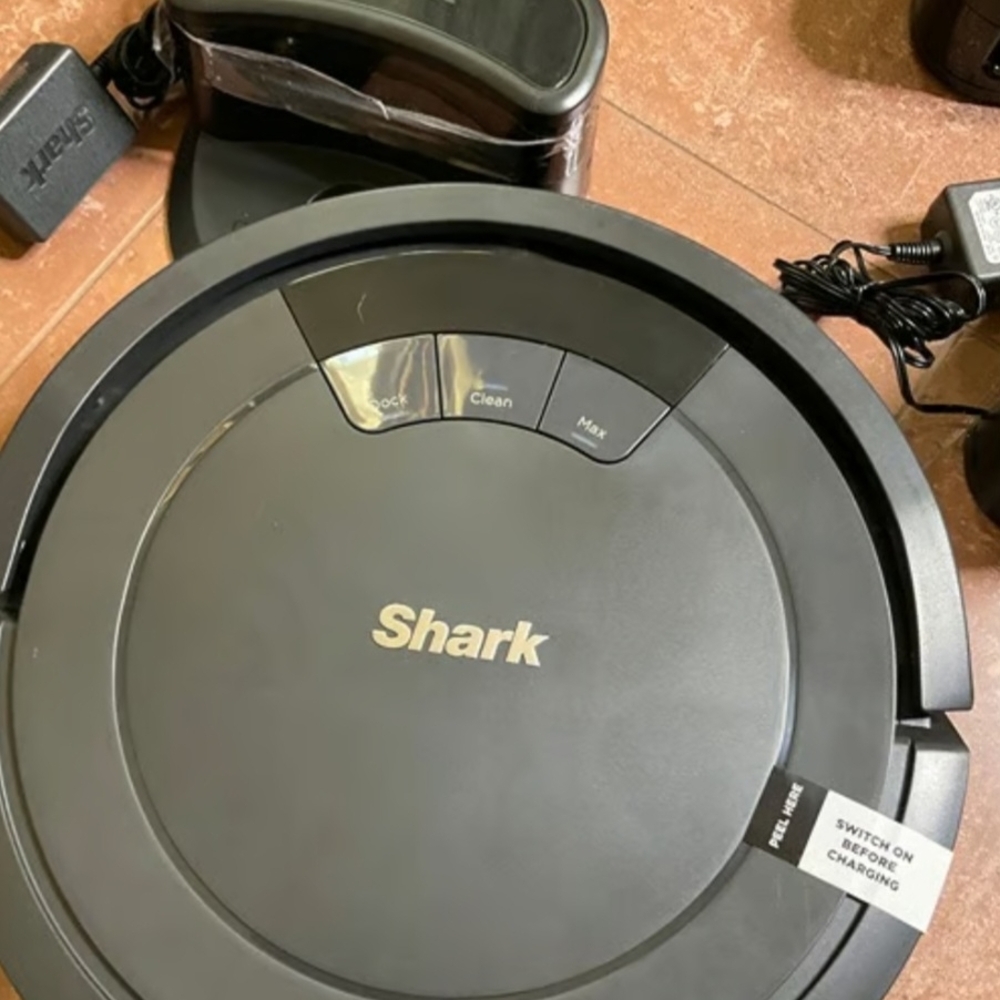 Shark Black Robot Vacuum Cleaner - Automated Floor Cleaning